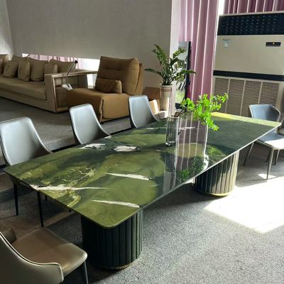 comprare Un lungo tavolo da pranzo di lusso in sorprendente marmo verde avocado. online manufacture
