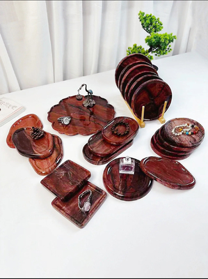 Un plateau en marbre de soie rouge du Brésil, un luxe artisanal pour une élégance intemporelle et une sophistication polyvalente
