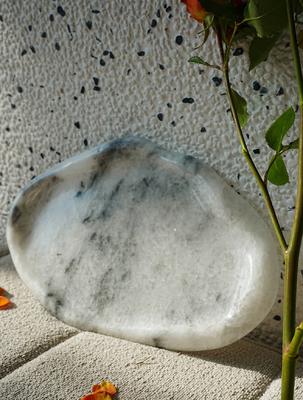 Plateau en marbre Blanco Crisyallo du Brésil – Luxe artisanal pour une élégance intemporelle et une sophistication polyvalente